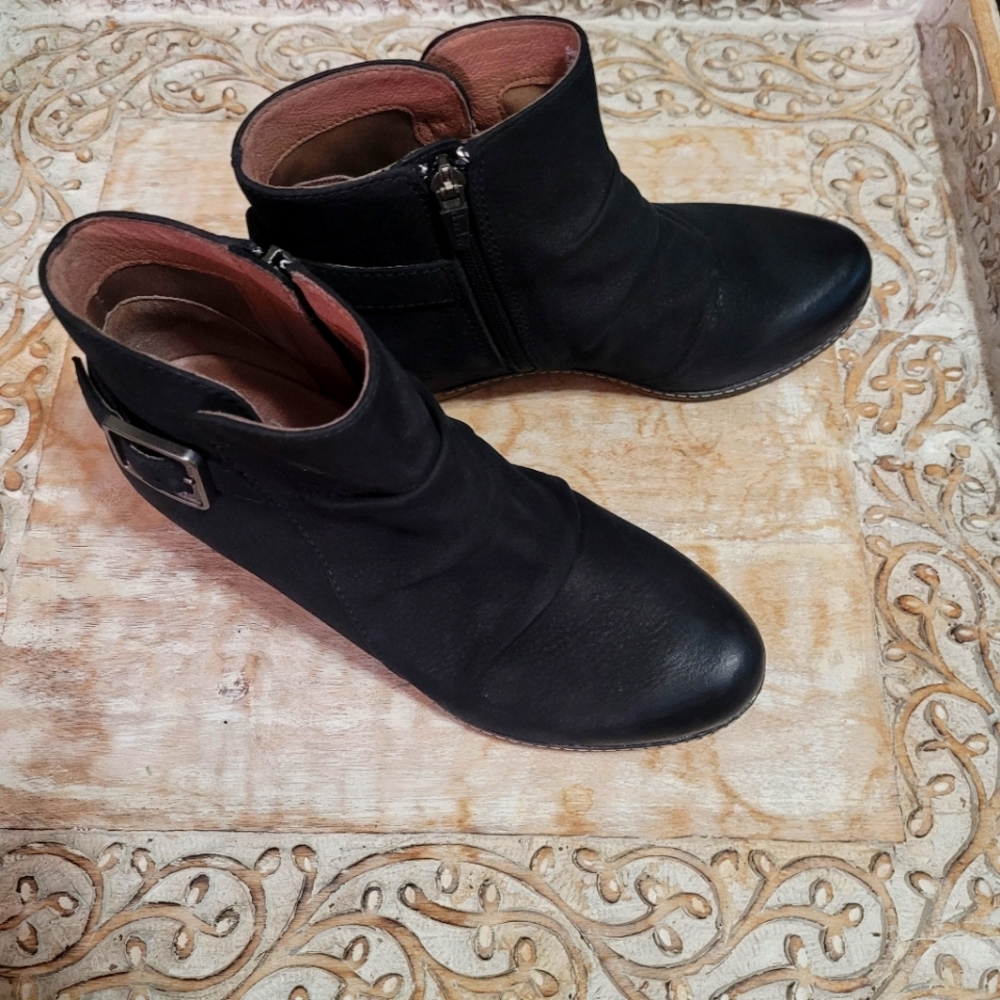 Dansko Women's Lia Low Bootie